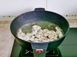 炒口蘑,口蘑下锅煮2分钟捞出。