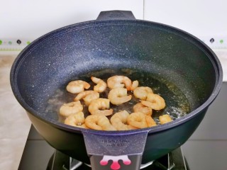 炒口蘑,起油锅，加入腌制好的虾仁，小火翻炒至变色，盛出备用。