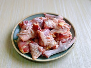 干 锅 茶树菇,鸡清洗干净，剪小块。