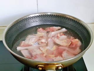 干 锅 茶树菇,鸡块冷水下锅，大火烧开煮3分钟，捞出用冷水反复冲洗，将鸡身上的杂质冲洗干净。