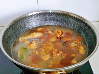 干 锅 茶树菇,加入纯净水，没过鸡块为佳。