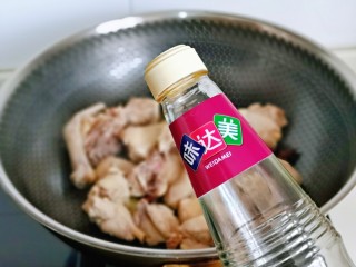 干 锅 茶树菇,加入料酒。