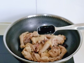 干 锅 茶树菇,加入蚝油。