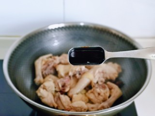 干 锅 茶树菇,再加入红烧酱油。