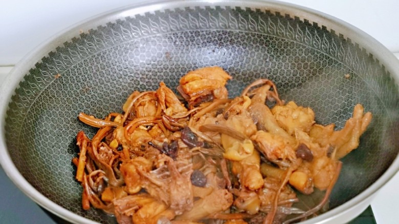 干 锅 茶树菇,按个人口味加入，再炖5分钟，大火收汁，无需收干，有点汤汁更好吃。