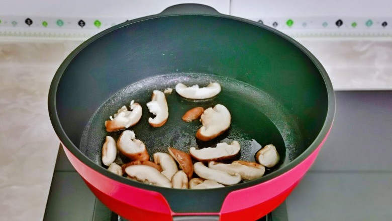 牛肉火锅,起油锅，加入切好的香菇翻炒。