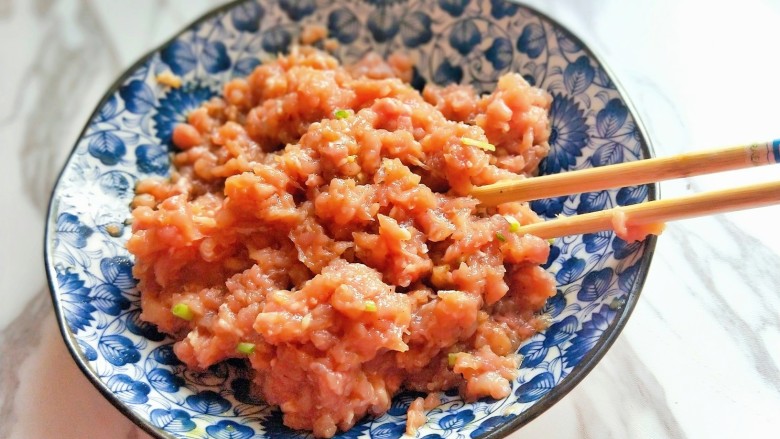 红烧肉丸子,用筷子搅拌均匀，腌制15分钟。