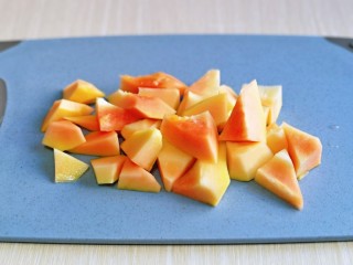 木瓜炖牛奶,木瓜去皮，去籽，切小块备用。