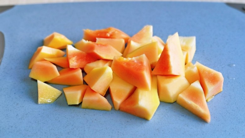 木瓜炖牛奶,<a style='color:red;display:inline-block;' href='/shicai/ 590'>木瓜</a>去皮，去籽，切小块备用。
