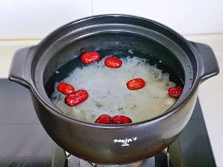 木瓜炖牛奶,砂锅放煤气灶上。