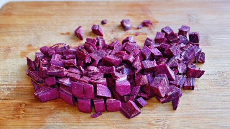 紫薯小米粥,紫薯去皮切丁。