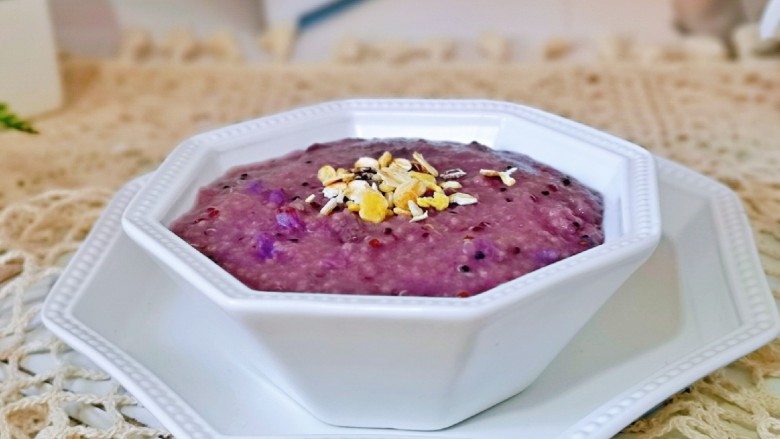 紫薯小米粥,做法简单，味清甜，越吃越健康～