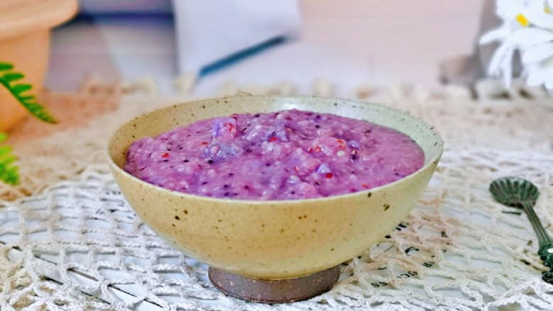紫薯小米粥,盛出装入碗中，早餐来一碗，营养，低脂又饱腹。