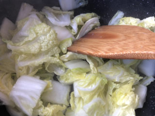 白菜粉丝汤,倒入白菜煸炒至软。