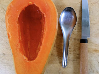 木瓜炖牛奶,用勺子和小刀将木瓜籽去除干净