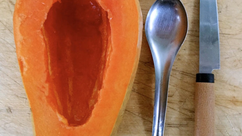 木瓜炖牛奶,用勺子和小刀将木瓜籽去除干净