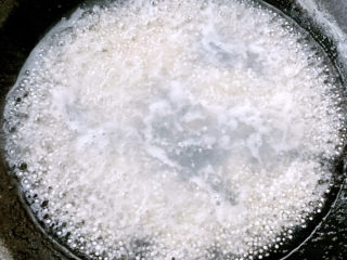 木瓜炖牛奶,在煮西米的时候要不停的搅拌防止粘锅底