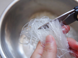 白菜粉丝汤,粉丝泡软后，用厨房剪刀剪成三寸段长度