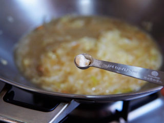 白菜粉丝汤,加鸡精提鲜，翻拌均匀，关火，出锅