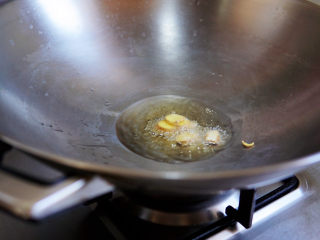 白菜粉丝汤,油热后，放入姜片，煸炒出香味