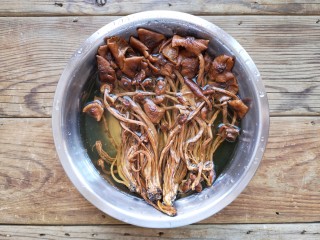 干锅茶树菇,菇用温水泡发半个小时。