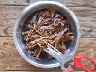 干锅茶树菇,泡发好的茶树菇剪去根部。