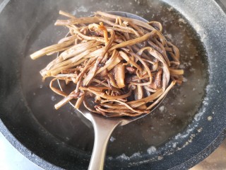 干锅茶树菇,煮好的茶树菇沥水捞出。