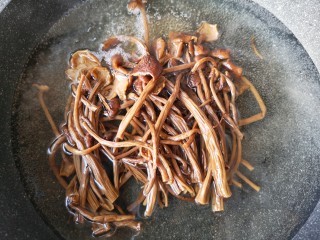 干锅茶树菇,锅中宽水烧开，下茶树菇煮3分钟。
