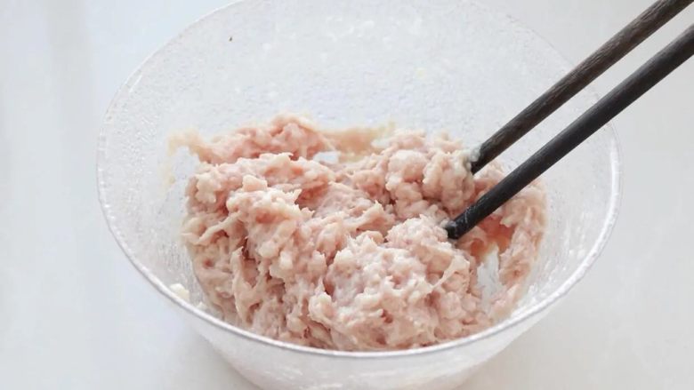 红烧肉丸子,在肉糜中分两次加入葱姜水，每次加一大勺，用筷子顺时针搅拌上劲儿。