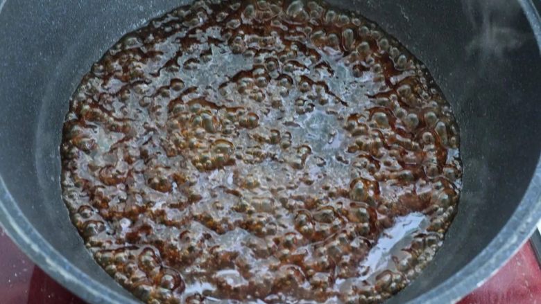 红烧肉丸子,丸子蒸熟后取出倒掉锅中的水，加入一勺食用油烧热，再将料汁倒进去小火煮至黏稠。