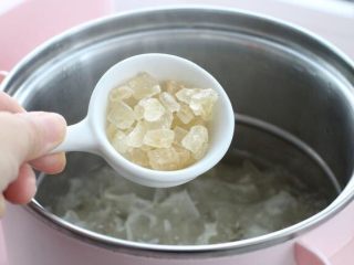 木瓜炖牛奶,待银耳煮至黏稠状态加入冰糖，搅拌至冰糖融化。