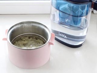 木瓜炖牛奶,银耳放进小锅中，倒入纯净水没过银耳，大火煮沸改小火煮约半小时。