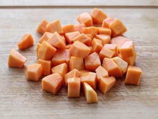 木瓜炖牛奶,用勺子挖出木瓜的籽，中间较软的果肉也去掉，刮去外皮切成小块备用。