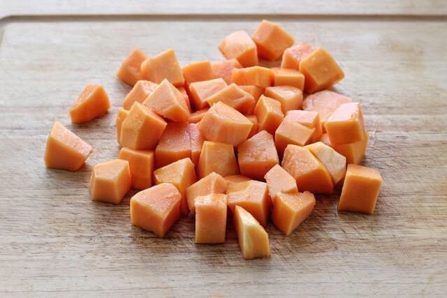 木瓜炖牛奶,用勺子挖出<a style='color:red;display:inline-block;' href='/shicai/ 590'>木瓜</a>的籽，中间较软的果肉也去掉，刮去外皮切成小块备用。