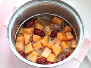 木瓜炖牛奶,将木瓜和红枣放进去，再煮8-10分钟，别把木瓜煮烂了。