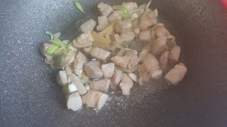 白菜炒豆腐,下入猪肉翻炒至变色