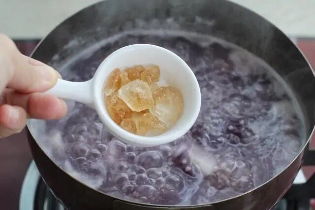 紫薯小米粥,待山药和紫薯软熟、粥呈稍微黏稠状态加入冰糖，搅拌至冰糖融化。