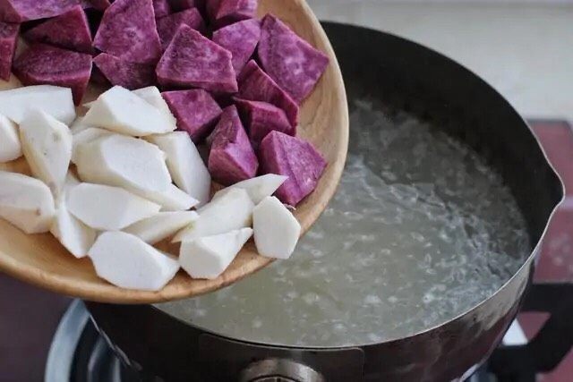 紫薯小米粥,接着放入山药和紫薯搅拌均匀，再次煮沸后转小火煮约三十分钟。