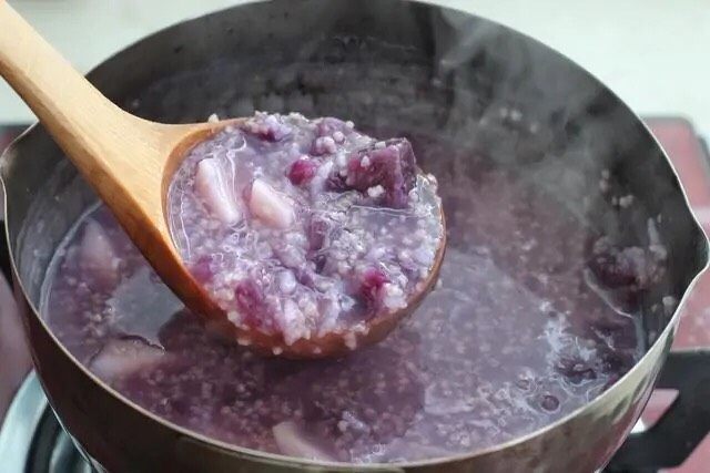 紫薯小米粥,再煮五分钟左右，待粥黏稠后就可以关火了。