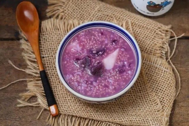 紫薯小米粥,营养丰富又具有健脾养胃作用！