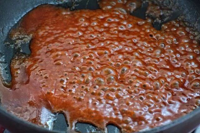 茄汁龙利鱼,锅中留少许底油倒入调好的酱汁，小火不停的炒至冒泡的粘稠状态。