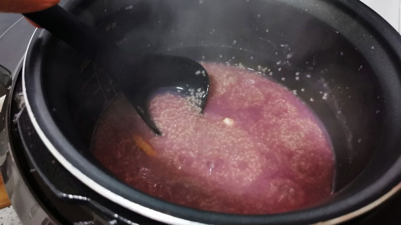紫薯小米粥,煮沸后多次搅拌，火力挺大，容易溅出来