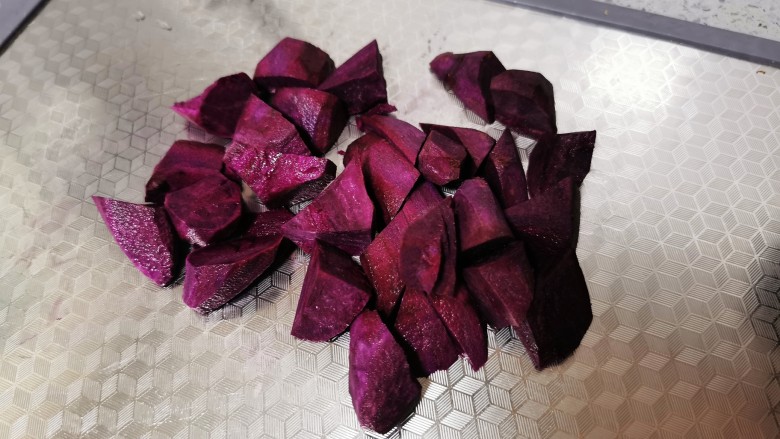 紫薯小米粥,切成块