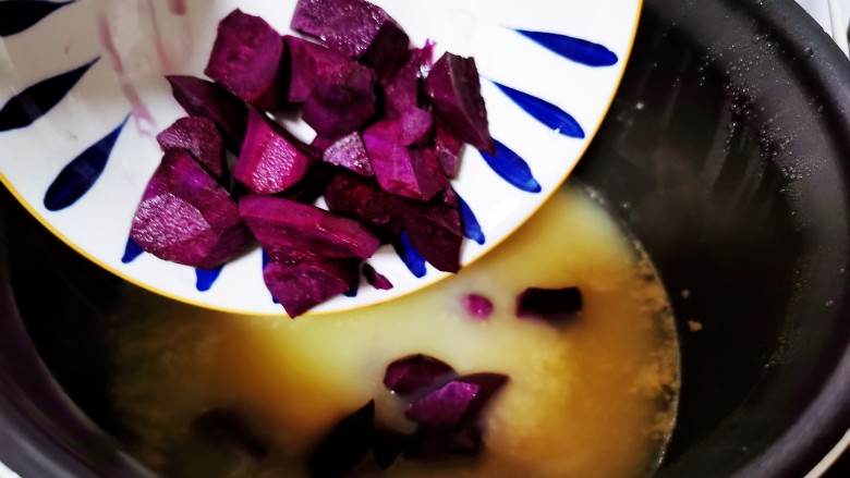 紫薯小米粥,倒入煮好的小米粥里