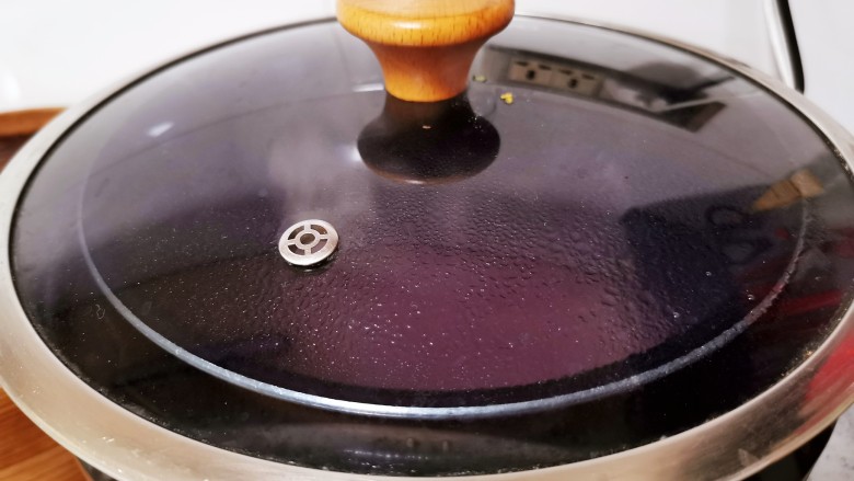 紫薯小米粥,盖上普通的锅盖焖5分钟