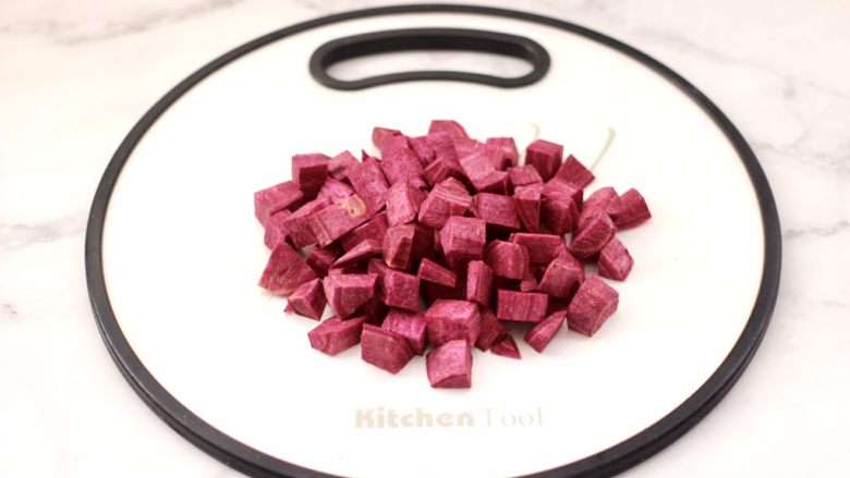 紫薯小米粥,<a style='color:red;display:inline-block;' href='/shicai/ 2643'>紫薯</a>去外皮洗净，用刀切成小丁。