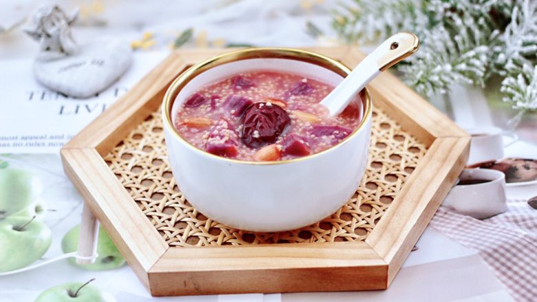 紫薯小米粥,出锅咯～盛到碗里就可以享用了。