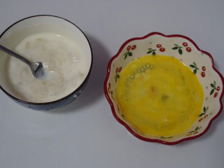 🔥爆浆香蕉酸奶吐司🍞,将鸡蛋打散放碗中，把香蕉去皮捣烂加入酸奶搅拌备用。