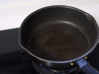 🔥爆浆香蕉酸奶吐司🍞,锅里倒入少许油