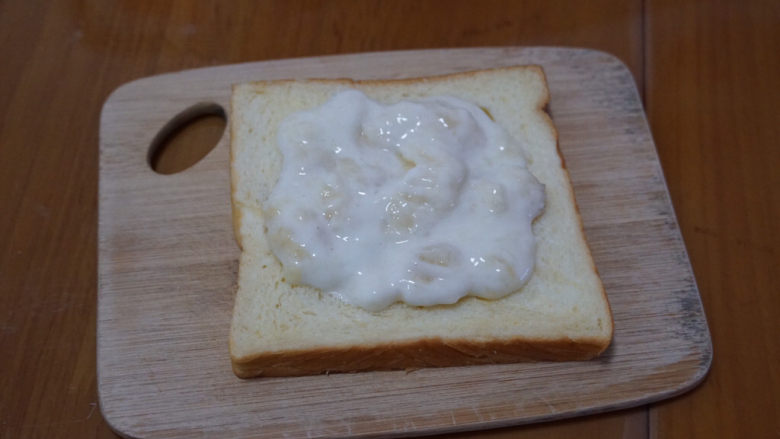 🔥爆浆香蕉酸奶吐司🍞,在吐司🍞面包上放上适量的香蕉酸奶